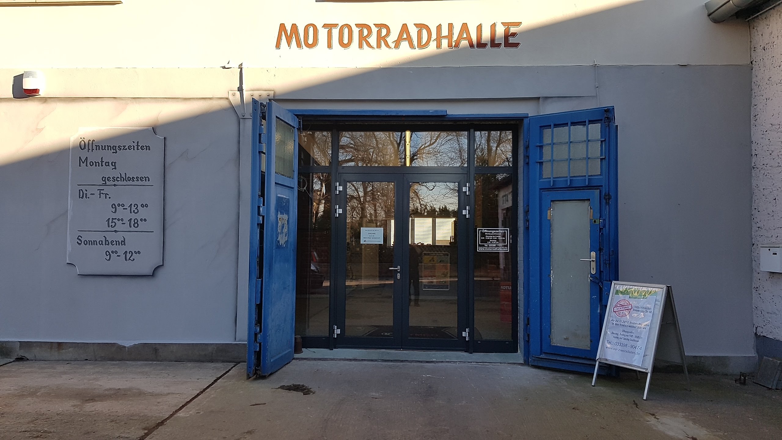 Motorradhalle Außenansicht